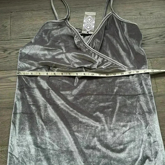 ✨🆕Boohoo🆕✨ | Karina velvet cami dress in silver - Picture 7 of 11